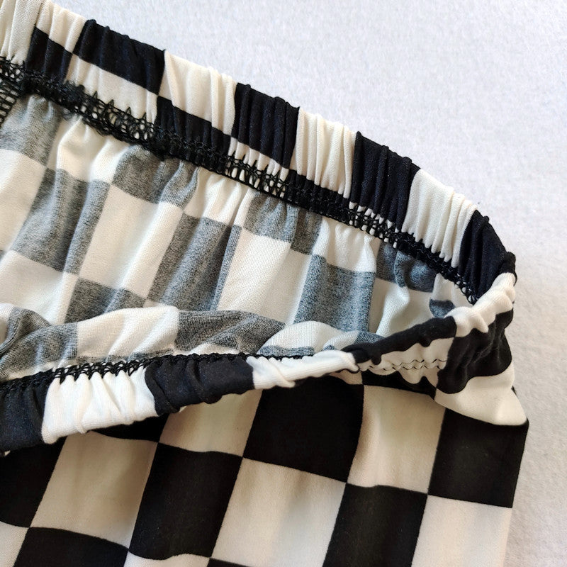 Elastične pantalone u crno-beloj kariranoj